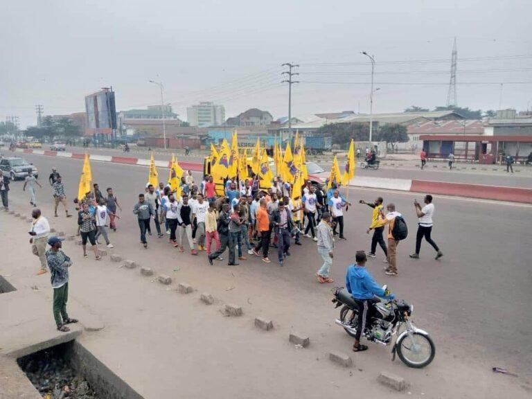 Marche du FCC: la famille politique de Kabila montre ses biceps a Kinshasa et sa fragilité en provinces