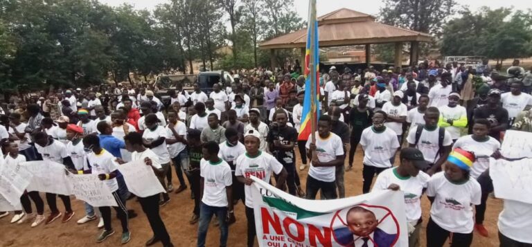 Nord-Kivu : La Lutte pour le Changement a dit non au choix de Ronsard Malonda en sit-in devant le  bureau de la CENI ce 7 juillet.