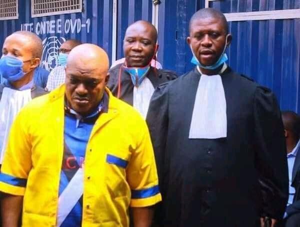 RDC: Accompagné d&rsquo;une foule en liesse, l&rsquo;Evêque Pascal Mukuna est arrivé chez lui