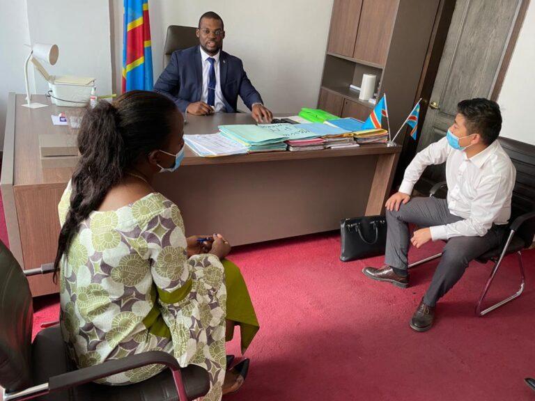 Nord-Ubangi: Un partenariat signé entre la Société Sinohydro et le gouverneur Izato Nzege Koloke pour la construction des infrastructures à Gbadolite