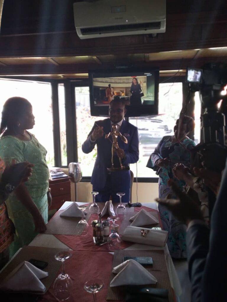 Le ministre sortant Sylvain Mutombo honoré d&rsquo;un trophée de la communauté katangaise