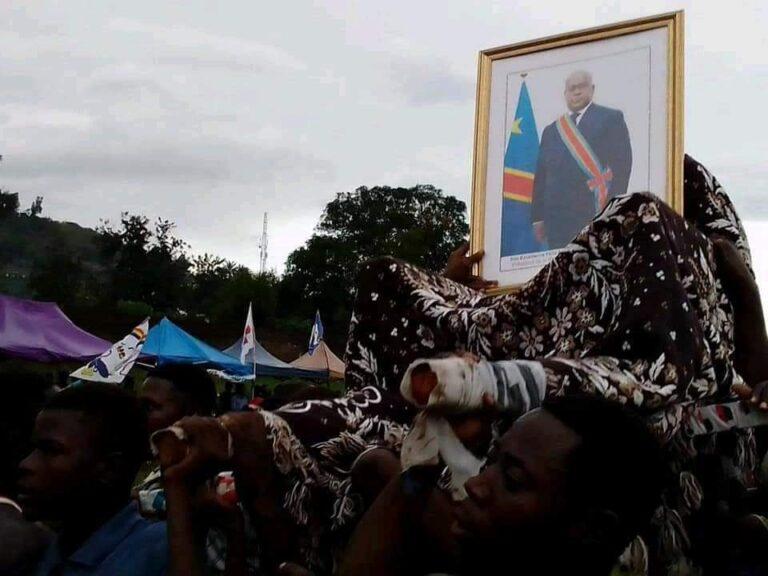 Kongo-Central : À Tshiela, Augustin Kabuya cède le Tshipoyi lui réservé au portrait officiel du Président de la République et marche à pied jusqu&rsquo;au stade Kasa-vubu