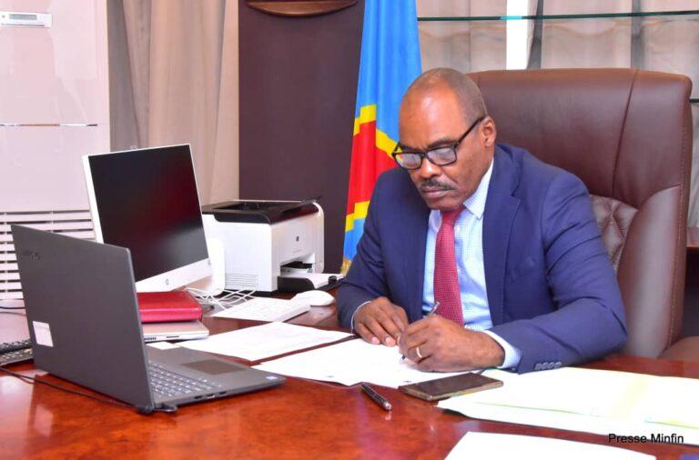 RDC: Le Gouvernement a adopté le dossier relatif à l&rsquo;évolution et au suivi des mesures pour la mobilisation accrue des recettes de l&rsquo;État présenté par Nicolas KAZADI (Conseil des Ministres)