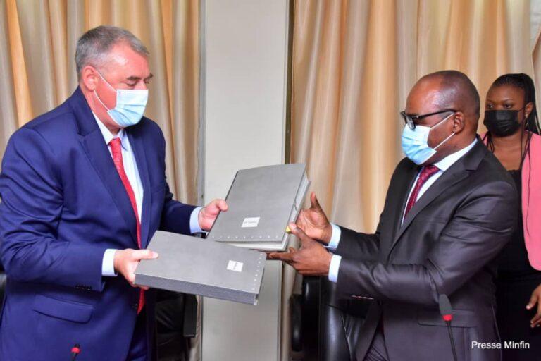 Le Ministre des Finances Nicolas KAZADI et l’Ambassadeur de la France, ont signé une convention de financement d&rsquo;un montant de 9 millions d&rsquo;euros pour le renforcement du système de santé de la ville de Goma.