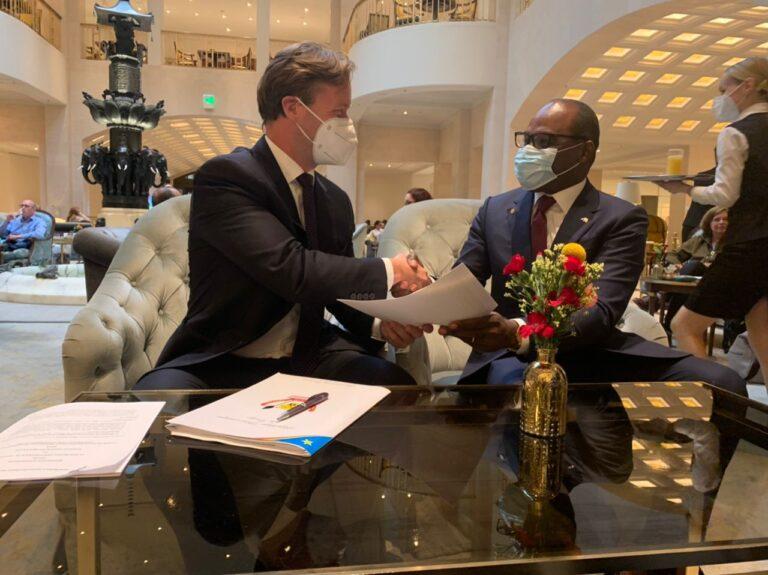 Le Ministre des Finances Nicolas KAZADI, et le géant minier Eurasian Resources Group S.a.r.l (ERG SARL) ont signé un Accord pour le financement de 300 millions USD d’investissements concourant à la diversification économique et la transition énergétique pour la RDC.