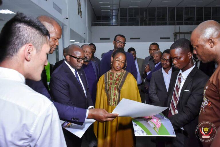RDC : En fin de mission à Kisangani, Sama Lukonde visite l&rsquo;usine des maisons préfabriquées