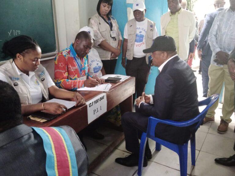 Enrôlement des électeurs : Denis Kadima expérimente le processus d&rsquo;acquisition de la carte d&rsquo;électeur à Kinshasa