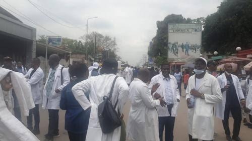 Marche réprimée des médecins : le gouvernement instruit la police d&rsquo;ouvrir une enquête
