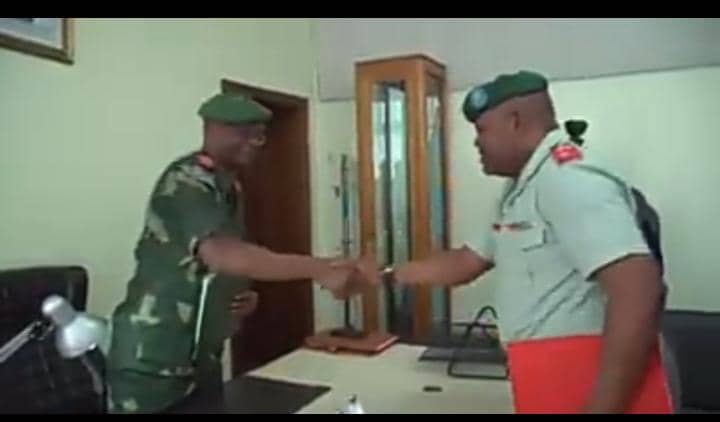 FARDC: Mbala Munsense cède officiellement le pouvoir à Christian Tshiwewe