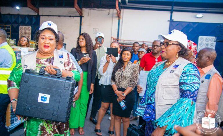 Élection 2023 : les kits d’identification et d’enrôlement des électeurs déjà à Kinshasa