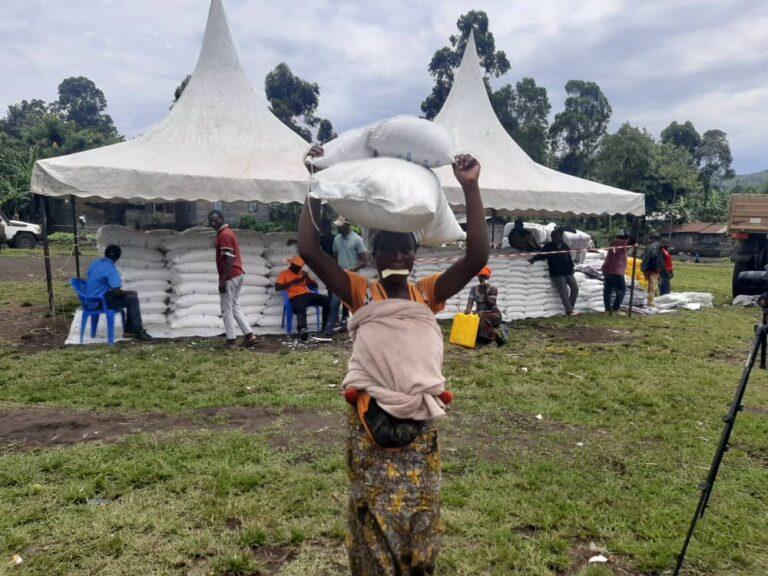 Masisi : le gouvernement assiste les déplacés cantonnés au Camp de Nzulo