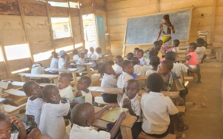 Beni : les enseignants fêtent leur journée sans leur salaire d’avril, s’inquiète le SYECO