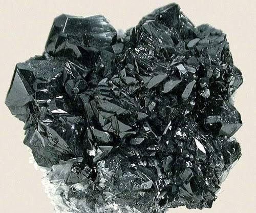 Hausse de 3 produits miniers sur le marché international : Zinc, Étain et Or en Vedette