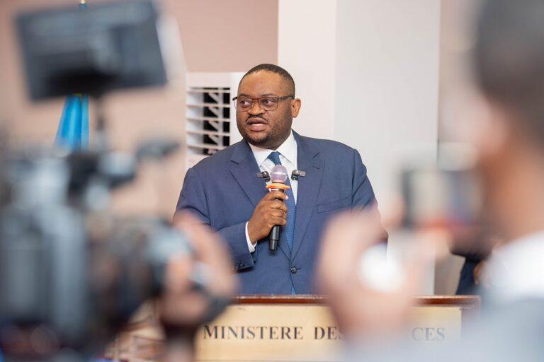 RDC- École nationale des finances : Doudou Fwamba Likunde appelle les finalistes et étudiants à lutter contre la corruption