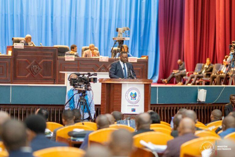 Assemblée nationale : Fwamba présente 7 projets de loi pour tenir contre l’évasion fiscale et financer les projets de développement