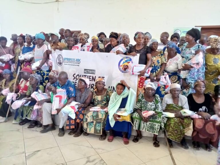 Beni: APROFEEC-RDC donne des pagnes aux personnes du troisième âge
