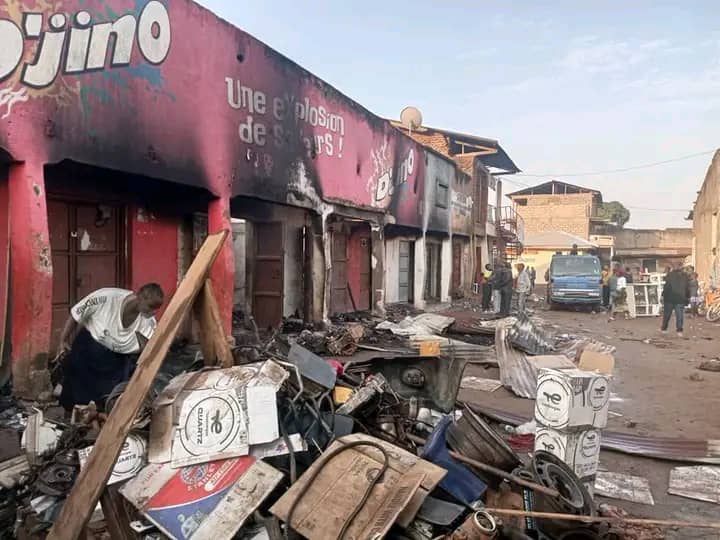Beni : un incendie réduit en cendres plusieurs commerces et des motos