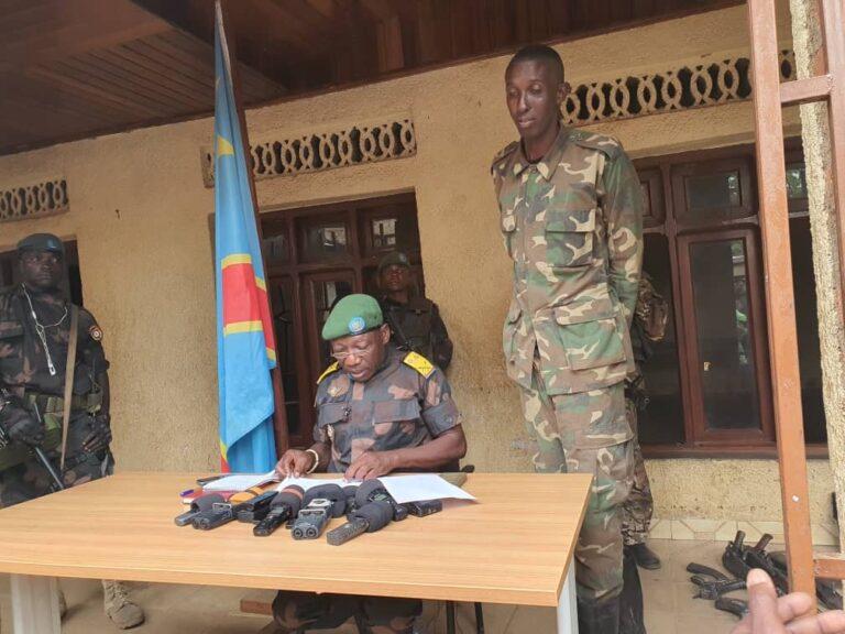 Beni : l’armée présente un soldat rwandais capturé au front