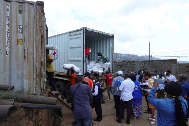 Bukavu : le CICR remet 60 tonnes de sulfate d’alumine à la REGIDESO pour renforcer l&rsquo;accès à l&rsquo;eau potable