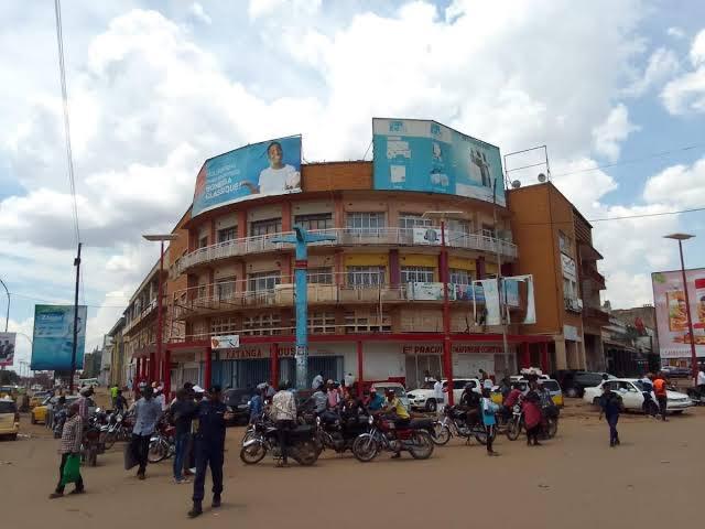 Tensions à la mairie de Lubumbashi : la maire adjointe convoquée d’urgence à Kinshasa par Jacquemin Shabani