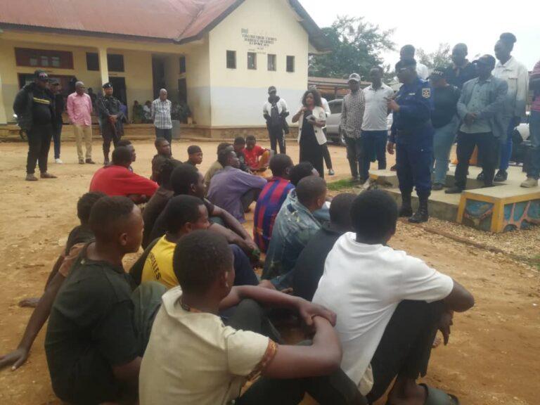 Nord-Kivu : la PNC de Beni présente à la presse un réseau de présumés bandits armés, dont deux policiers