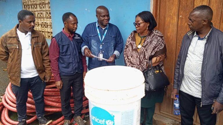 Sud-Kivu : l’Unicef offre à la Regideso un don de 38 touques d’hypochlorite de calcium