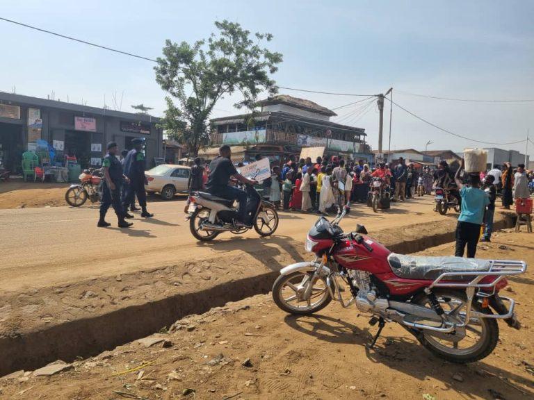 Dans les rues de Beni, des veuves de militaires et des orphelins réclament les arriérés de salaire de leurs proches