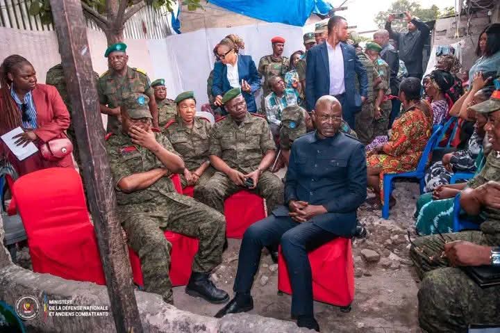 Crash de Kenge : Guy Kabombo au chevet des familles des victimes